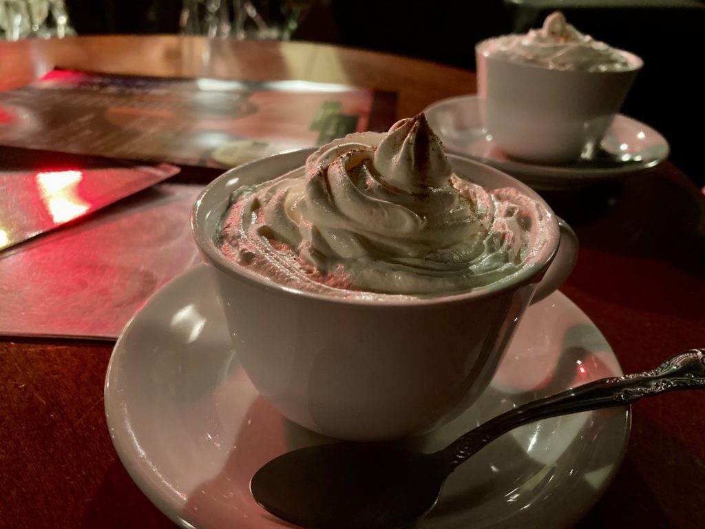 バーや人気スポットでの夜カフェ営業