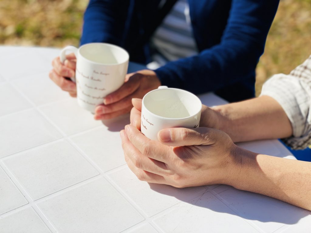 店内のお子様向け設備とテラス席